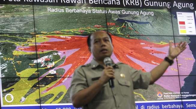 Kepala Pusat Data Informasi dan Humas BNPB Sutopo Purwo Nugroho memberikan pernyataan pers terkait penanganan Gunung Agung di Bali, di Jakarta, Senin (25/9).