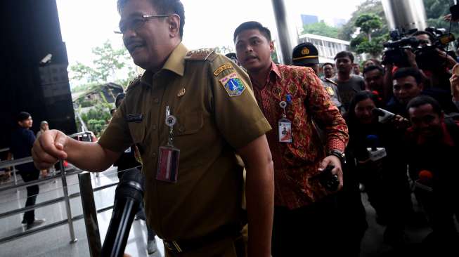 Gubernur DKI Jakarta Djarot Saiful Hidayat menyambangi Gedung KPK, Jakarta, Senin (25/9).