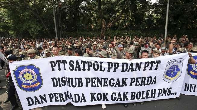 Ratusan personel Satpol PP dan Dishub DKI Jakarta menggelar unjuk rasa di depan kantor Kementerian Pendayagunaan Aparatur Negara dan Reformasi Birokrasi (KemenPAN-RB) di Jakarta, Senin (25/9).