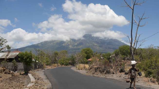 Kawasan rawan bencana di Desa Batu Dawa yang berjarak sekitar 10 kilometer dari Gunung Agung, Karangasem, Bali, Senin (25/9).