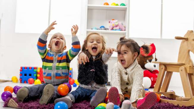 Ilustrasi anak-anak bermain, tiga bersaudara. (Shutterstock)