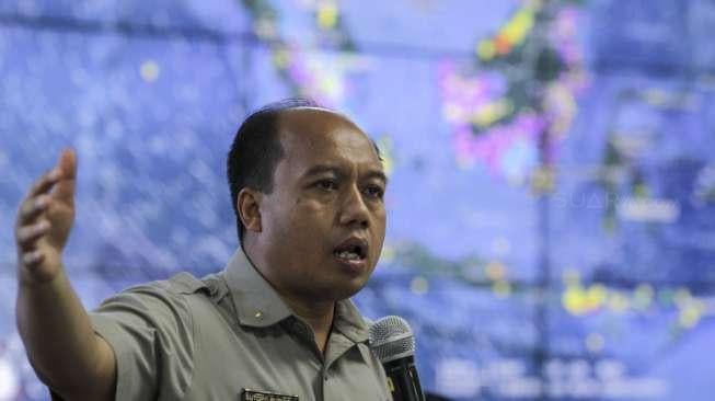 Kepala Pusat Data Informasi dan Humas BNPB Sutopo Purwo Nugroho memberikan pernyataan pers terkait penanganan Gunung Agung di Bali, di Jakarta, Senin (25/9). [Suara.com]