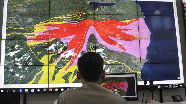 Kepala Pusat Data Informasi dan Humas BNPB Sutopo Purwo Nugroho memberikan pernyataan pers terkait penanganan Gunung Agung di Bali, di Jakarta, Senin (25/9).