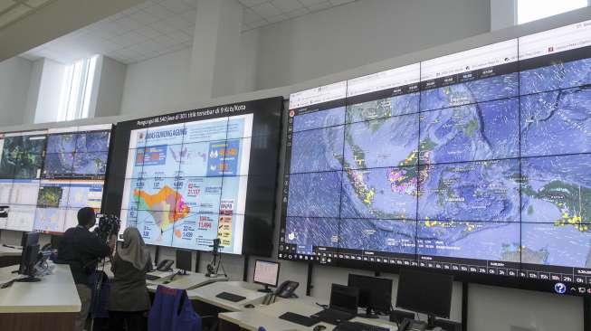 Kepala Pusat Data Informasi dan Humas BNPB Sutopo Purwo Nugroho memberikan pernyataan pers terkait penanganan Gunung Agung di Bali, di Jakarta, Senin (25/9).
