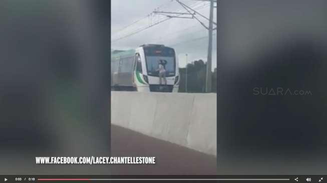 Gokil, Lelaki Ini Naik Kereta dan Ngumpet di Belakang