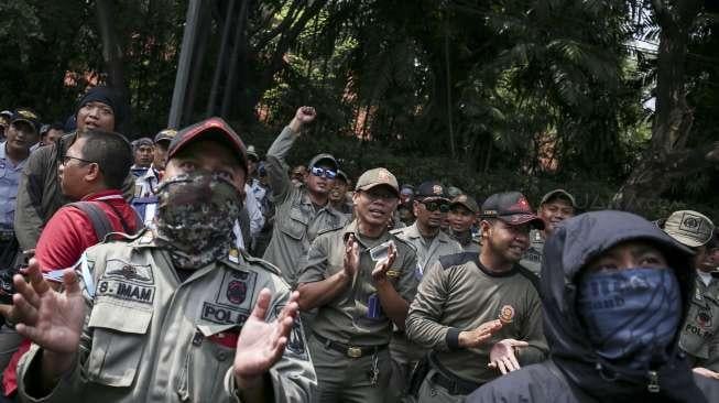 Ratusan personel Satpol PP dan Dishub DKI Jakarta menggelar unjuk rasa di depan kantor Kementerian Pendayagunaan Aparatur Negara dan Reformasi Birokrasi (KemenPAN-RB) di Jakarta, Senin (25/9).