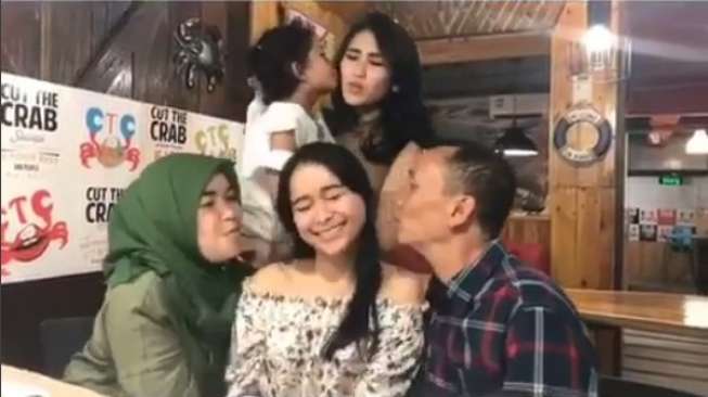 Ayu Posting Boomerang Keluarga, Warganet Sindir Tiru Nagita