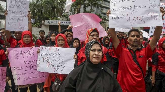 Serikat Pekerja Sevel Indonesia menggelar aksi unjuk rasa di depan kantor pusat PT Modern Internasional Tbk (MDRN) selaku induk usaha dari PT Modern Sevel Indonesia (MSI) di Jakarta, Selasa (26/9).