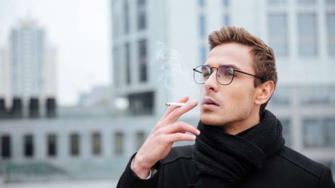 Ilustrasi lelaki merokok (Shutterstock)