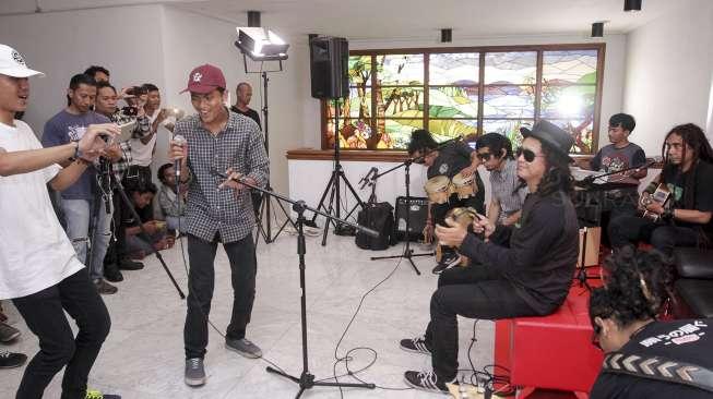 Band Reggae tanah air Steven Jam tampil di kantor suara.com di Jakarta, Selasa (26/9).