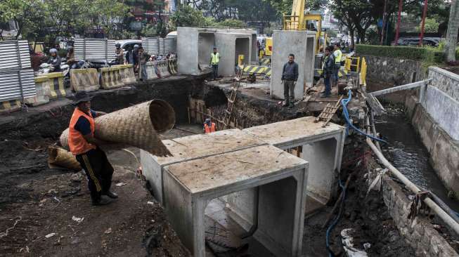 Pekerja menyelesaikan pembangunan gorong-gorong besar di Jalan Pasteur, Bandung, Jawa Barat, Selasa (26/9).