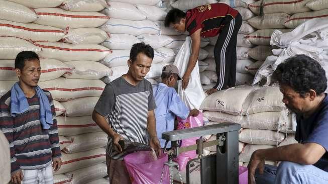 Gudang penyimpanan beras di Pasar Induk Cipinang, Jakarta, Rabu (27/9).