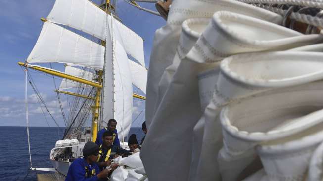 Kegiatan peran layar dalam perjalanan menuju Chivitavecchia, Italia di Laut Terania, Senin (25/9).