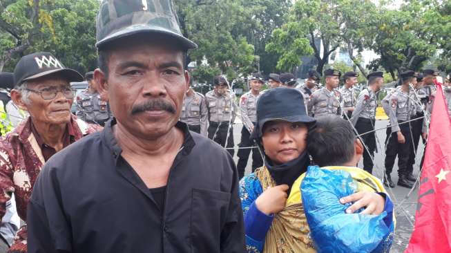 Ingin Bertemu Jokowi, Petani Demo Membawa Anaknya yang Sakit