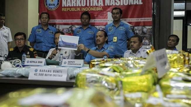 Badan Narkotika Nasional bekerja sama dengan Dirjen Bea dan Cukai merilis hasil penggagalan penyelundupan narkotika jenis sabu dan ekstasi di wilayah Aceh, di Jakarta, Rabu (27/9).