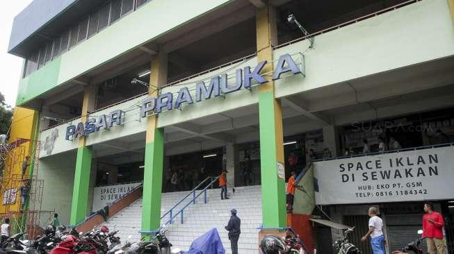 Ratusan toko obat di Pasar Jaya Pramuka ditutup, di Jakarta, Rabu (27/9).