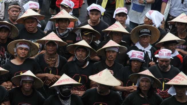 Ribuan massa menggelar unjuk rasa di kawasan Silang Monas, Jakarta, Rabu(27/9).