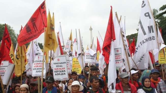 Ribuan massa menggelar unjuk rasa di kawasan Silang Monas, Jakarta, Rabu(27/9).