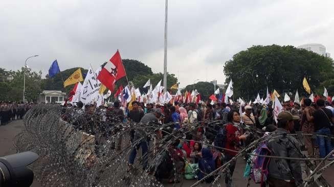 Peringati Hari Buruh Tani, Massa Mulai Padati Istana Merdeka