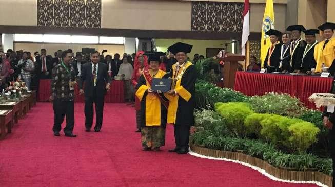 Mengapa Mega Diberi Gelar Doktor HC Universitas Negeri Padang?
