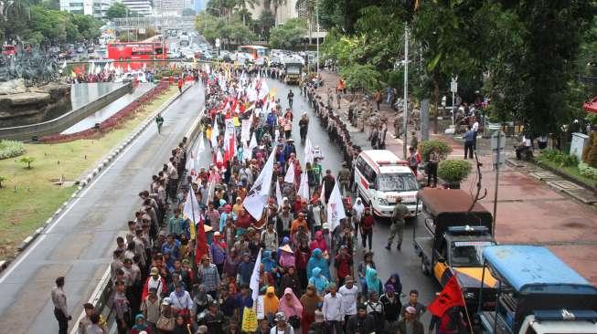 Ribuan massa menggelar unjuk rasa di kawasan Silang Monas, Jakarta, Rabu(27/9).