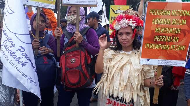 Cara Nyentrik Leolintang Cari Perhatian Pemerintah