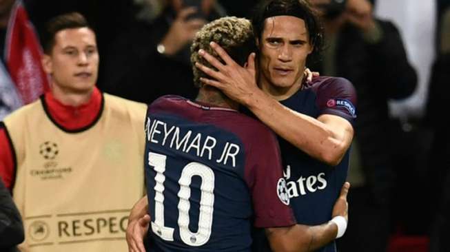 Pemain PSG Neymar dan Edinson Cavani saat menghadapi Bayern Munich di fase grup Liga Champions [AFP]