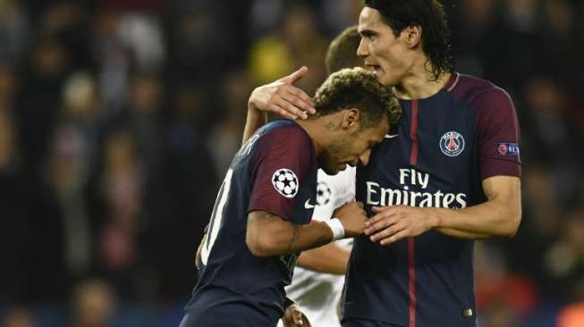 Pemain PSG Neymar dan Edinson Cavani saat menghadapi Bayern Munich di fase grup Liga Champions [AFP]