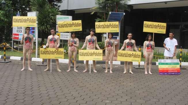 Greenpeace melakukan aksi di depan Gedung Kementerian Kesehatan, di Jakarta, Kamis (28/9).