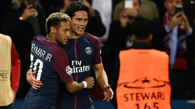 Pemain PSG Neymar dan Edinson Cavani saat menghadapi Bayern Munich di fase grup Liga Champions [AFP]