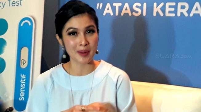 Gonta-ganti Lipstik, Calon Bayi Sandra Dewi Perempuan?