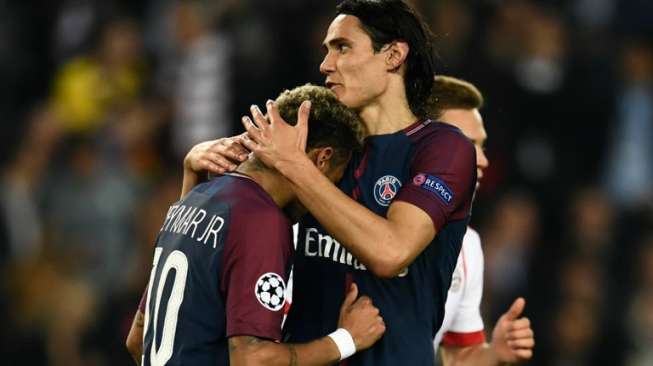 Pemain PSG Neymar dan Edinson Cavani saat menghadapi Bayern Munich di fase grup Liga Champions [AFP]