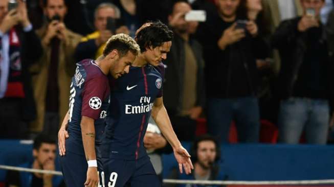 Pemain PSG Neymar dan Edinson Cavani saat menghadapi Bayern Munich di fase grup Liga Champions [AFP]