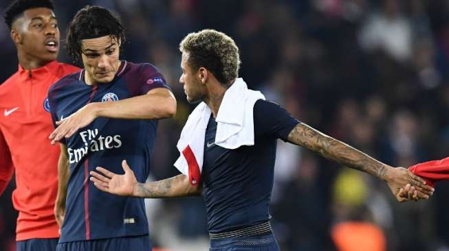 Pemain PSG Neymar dan Edinson Cavani saat menghadapi Bayern Munich di fase grup Liga Champions [AFP]