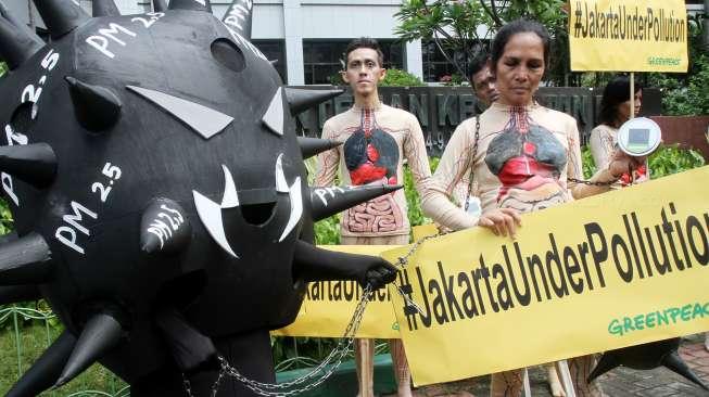 Greenpeace melakukan aksi di depan Gedung Kementerian Kesehatan, di Jakarta, Kamis (28/9).