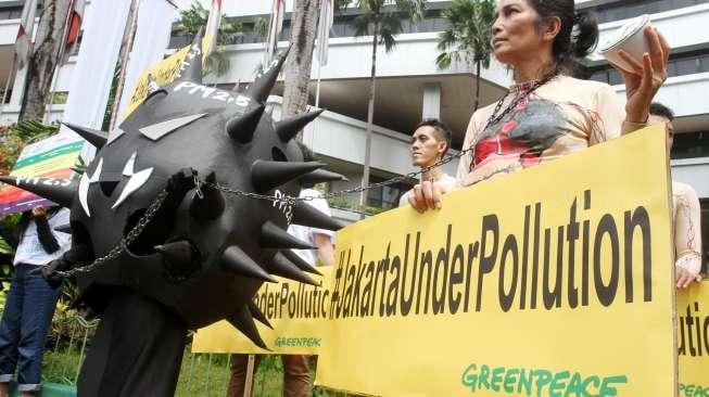 Greenpeace melakukan aksi di depan Gedung Kementerian Kesehatan, di Jakarta, Kamis (28/9).