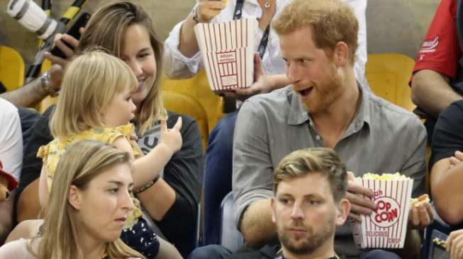 Reaksi Pangeran Harry Saat Popcorn-nya "Dicuri" Balita