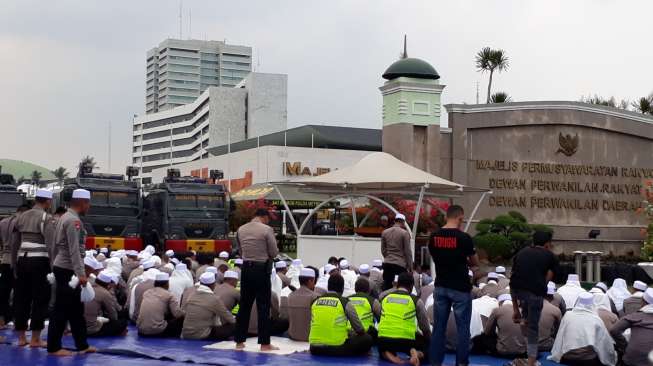 Pendemo 299 Salat Jumat Bareng dengan Polisi di Gedung DPR