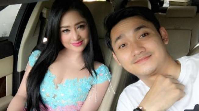 Dewi Perssik dengan Angga Wijaya. [Instagram]