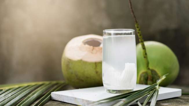 Ilustrasi air kelapa. [Shutterstock]