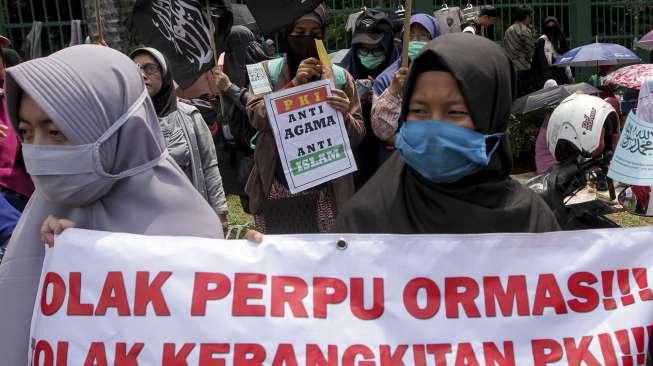 Ribuan massa gabungan ormas islam melakukan aksi demonstrasi di depan gedung DPR RI, Jakarta, Jumat (29/9).
