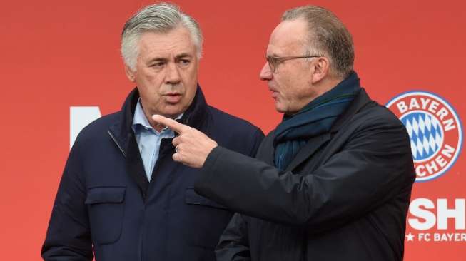 Carlo Ancelotti (kiri) berbicara dengan CEO Bayern Munich Karl Heinz-Rummenigge saat masih menjadi pelatih Die Roten [AFP]