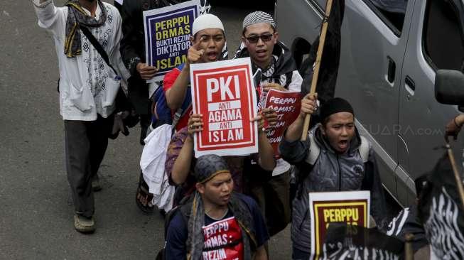 Ribuan massa gabungan ormas islam melakukan aksi demonstrasi di depan gedung DPR RI, Jakarta, Jumat (29/9).