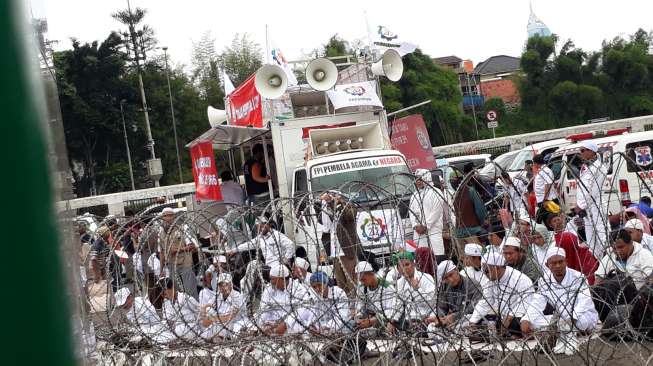 Pendemo di Gedung DPR Diminta Tunggu Hasil Paripurna Perppu Ormas