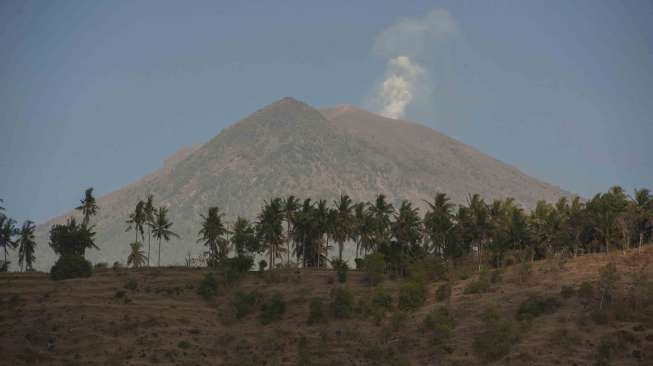 Gunung Agung yang berstatus awas di Karangasem, Bali, Jumat (29/9).