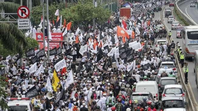 Warga Disabilitas dari Bogor Pakai Tongkat Ramaikan Demo di DPR