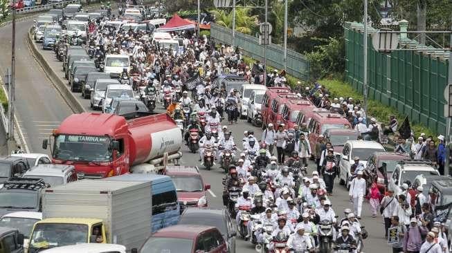 Demonstran 299 Penasaran Siapa Bikin Spanduk Provokatif di DPR