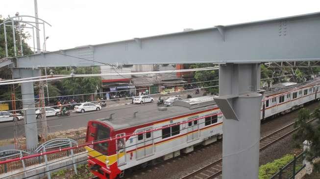 Membantu warga untuk menyeberangi rel kereta. 