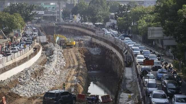 Suasana pengerjaan pembangunan Underpass Mampang-Kuningan di Jakarta, Sabtu (30/9/2017). [Suara.com/Kurniawan Mas'ud]