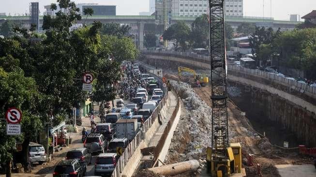 Penggunaan alat berat dalam penyelesaian pembangunan Underpass Mampang-Kuningan di Jakarta, Sabtu (30/9/2017). [Suara.com/Kurniawan Mas'ud]